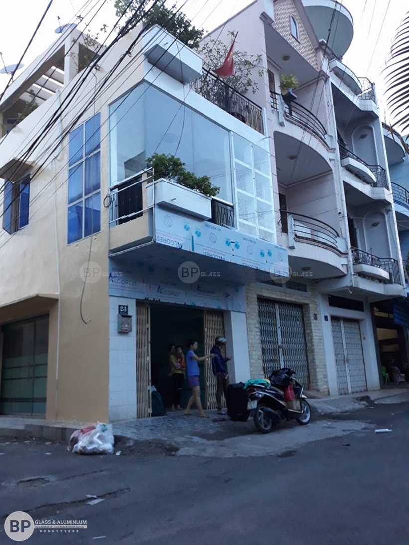 Vách nhôm kính mặt tiền công trình quận thủ đức